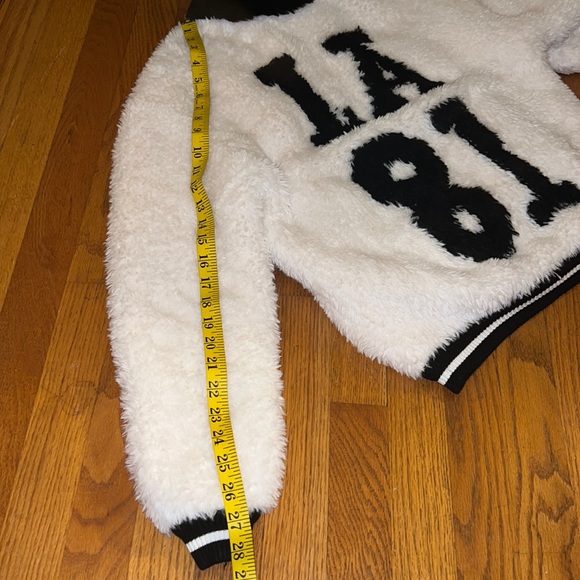 GUESS Teddy Jacket with faux fur. Excellent condition! PTP stretches to 24’ - Picture 13 of 13